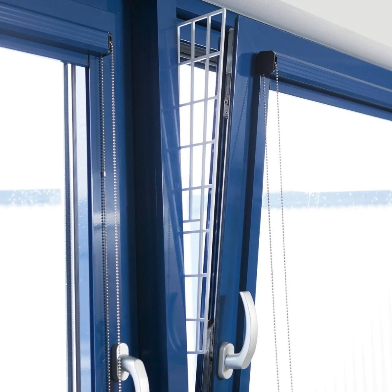 TRIXIE Trixie Katzensnacks | Trixie Cat Activity- seitliches Katzenschutzgitter für Fenster weiss